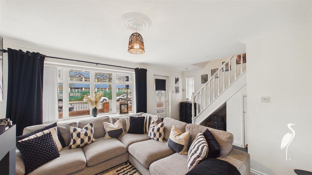 Property photo 3 of 19 Lounge