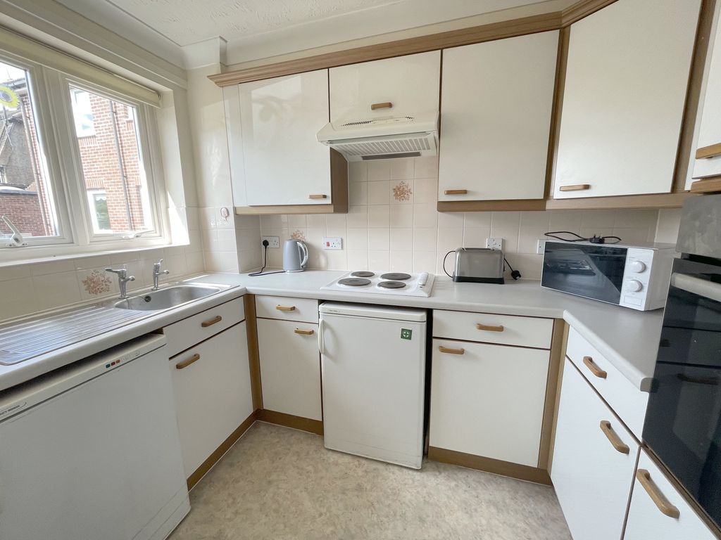 Property photo 2 of 11 Kitchen