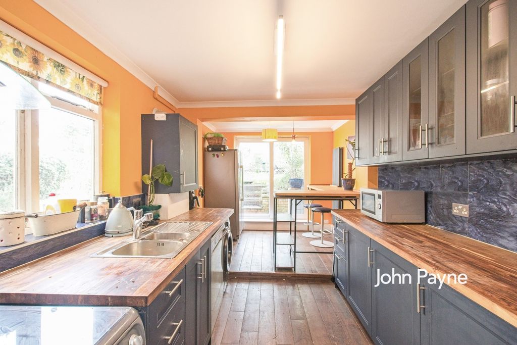 Property photo 2 of 10 Kitchen