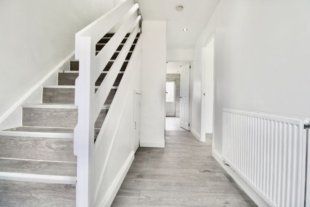 Property photo 2 of 18 Entrance Hall