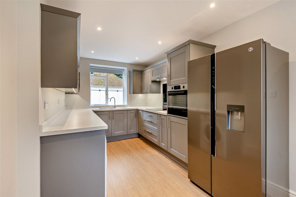 Property photo 3 of 9 Kitchen