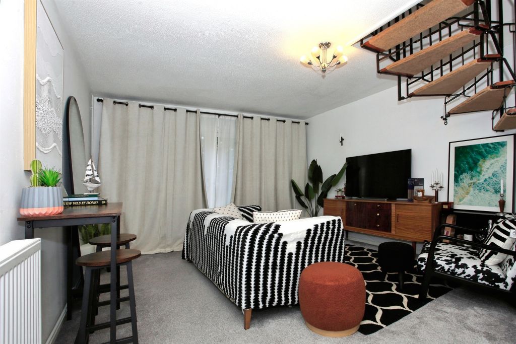 Property photo 2 of 17 Lounge / Diner