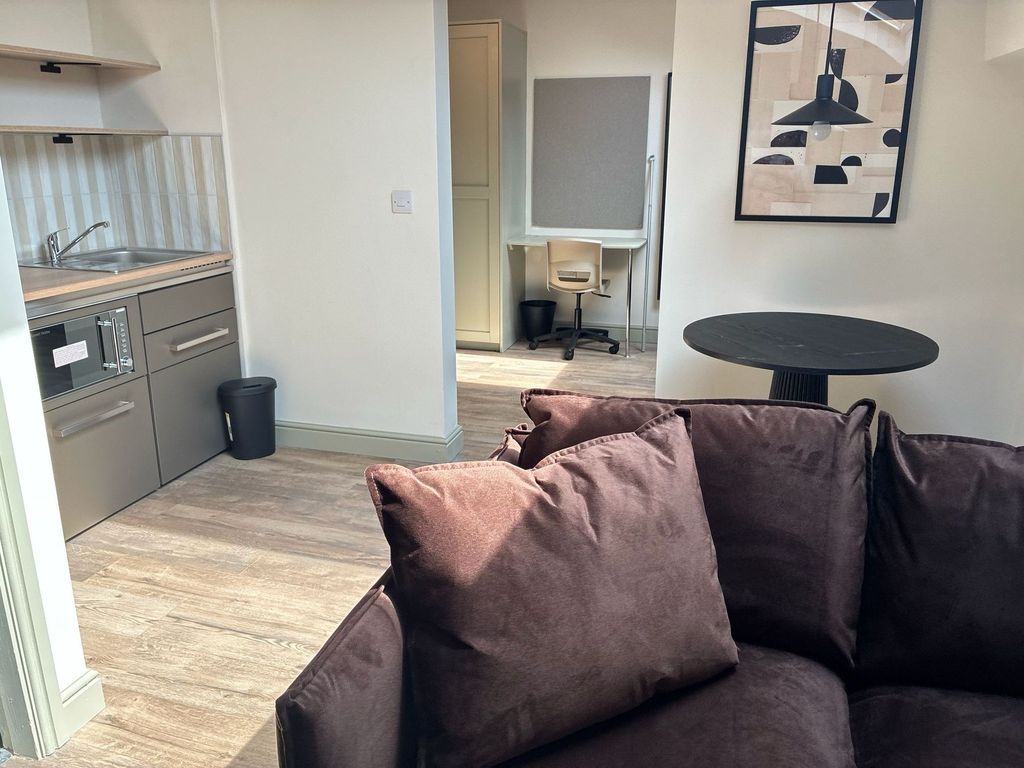 Property photo 1 of 5 Bright Modern Living Area With Dedicated Desk...