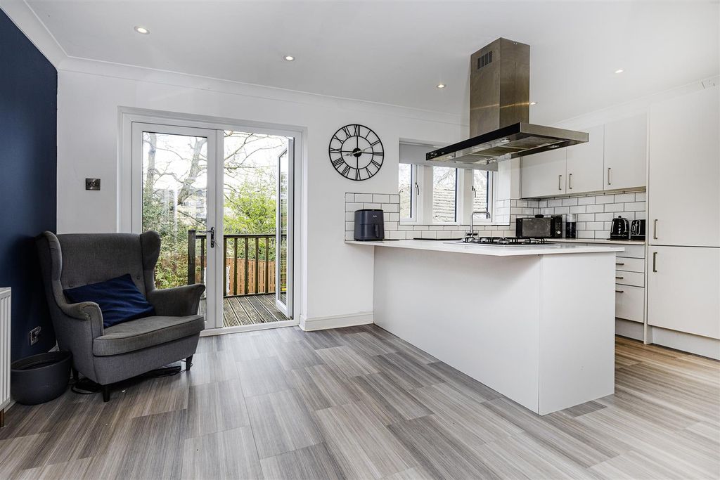Property photo 3 of 31 Dining Kitchen