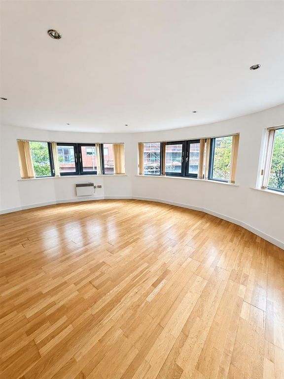 Property photo 3 of 7 Living Space