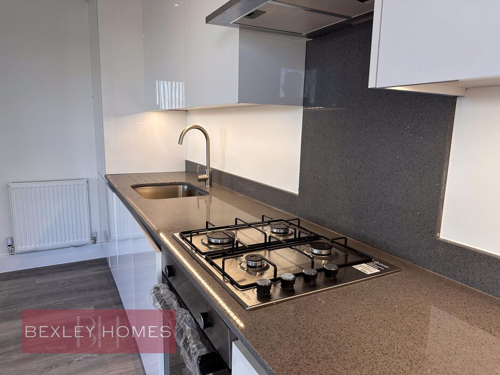 Property photo 3 of 6 Kitchen