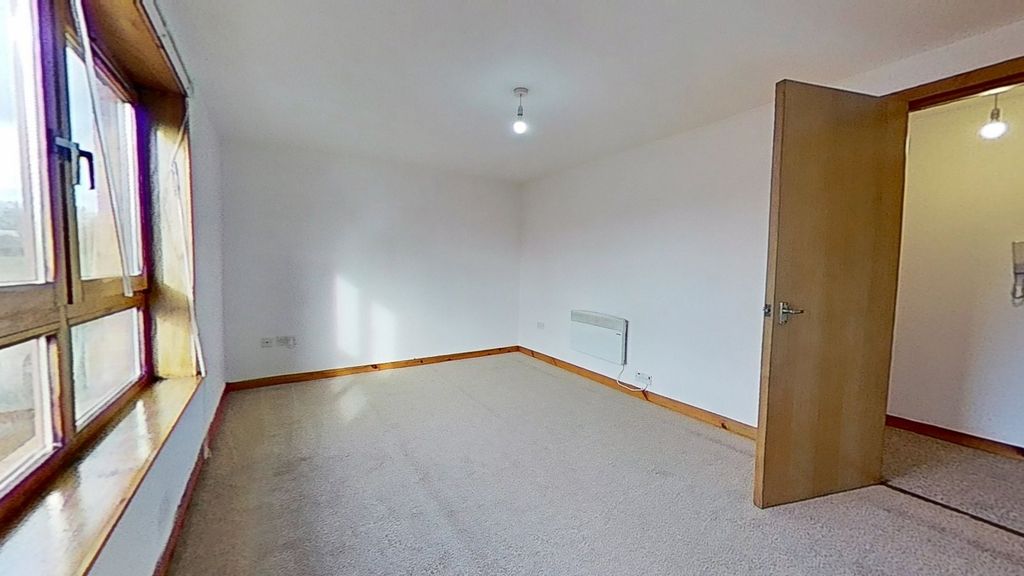 Property photo 2 of 8 Picture No. 12