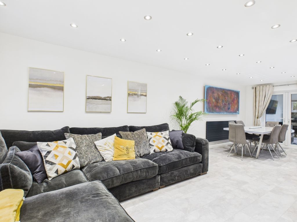 Property photo 3 of 32 Cam03729G0-Pr0181-Still027