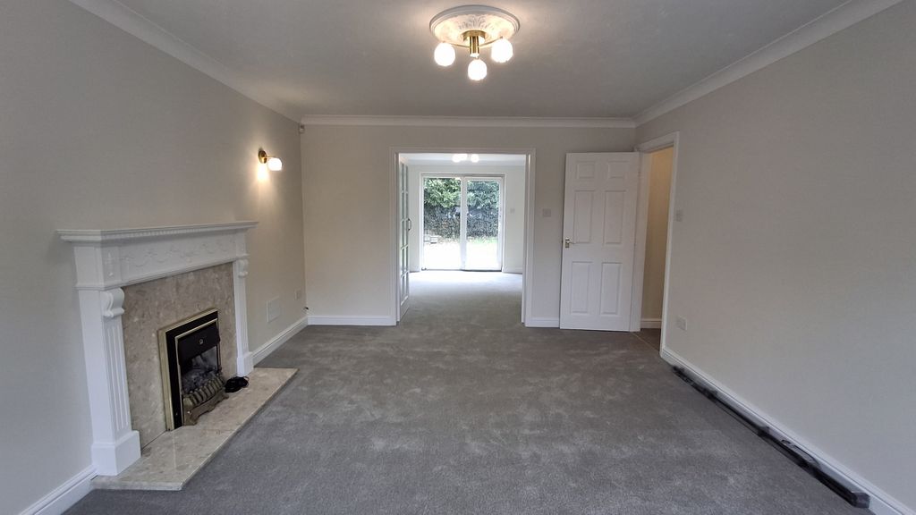 Property photo 3 of 18 Living Room