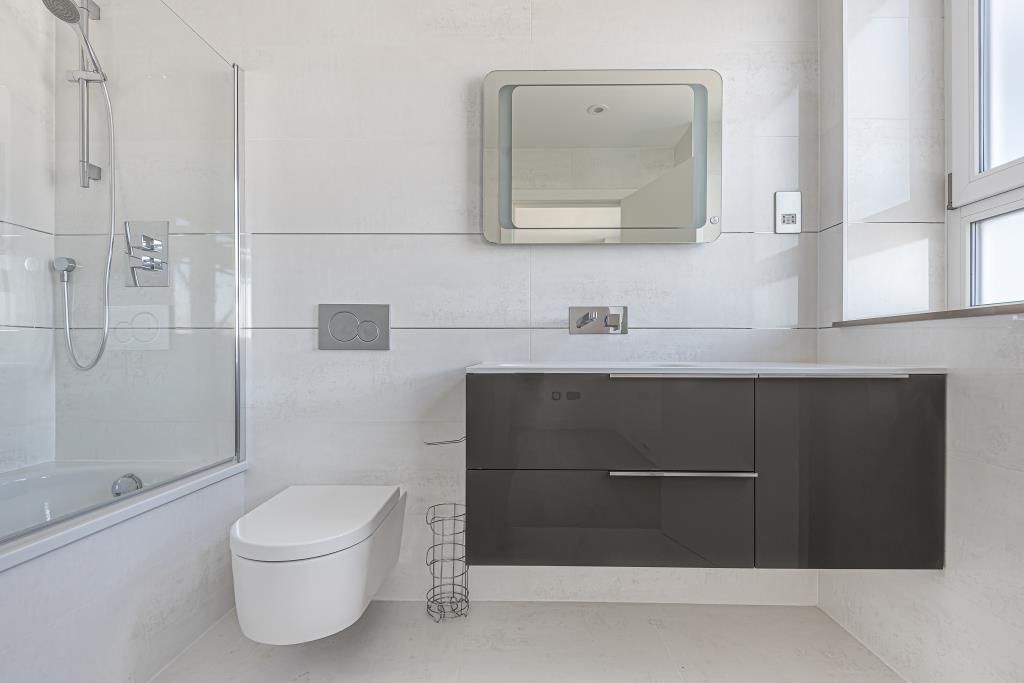 Property photo 3 of 10 Bathroom