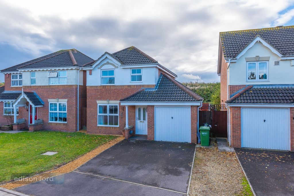 Property photo 1 of 14 40 Cranmoor Green (14)