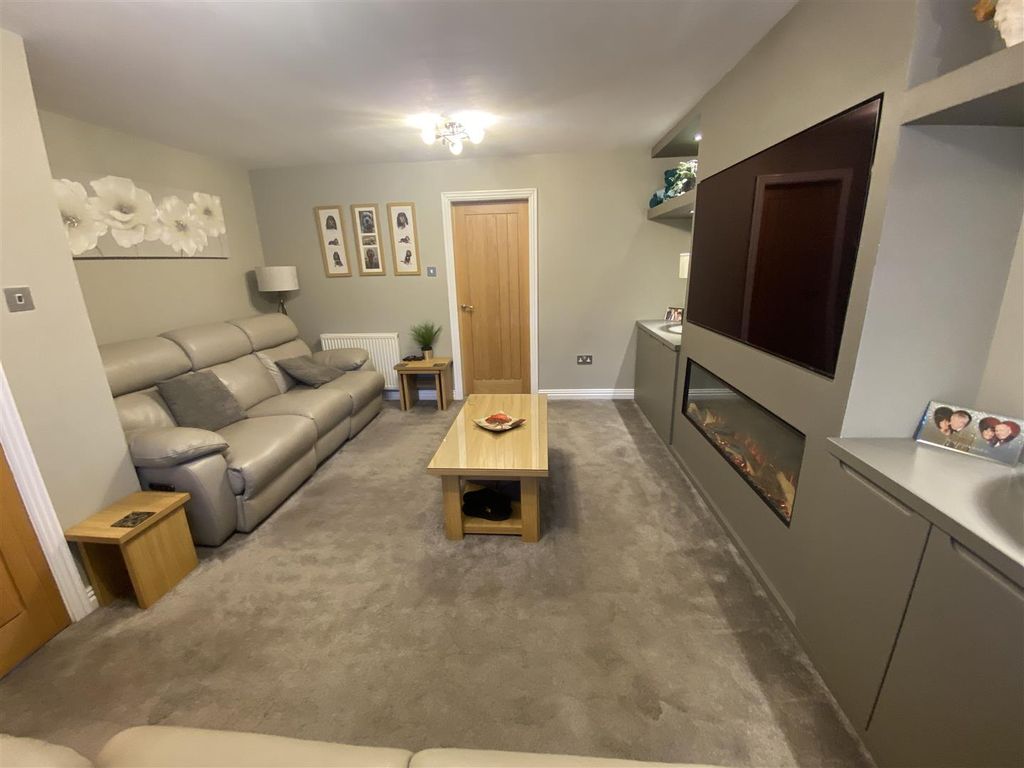 Property photo 2 of 14 Lounge