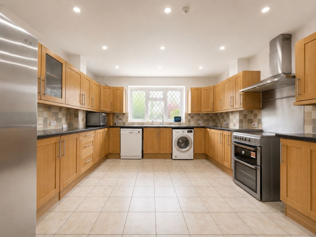 Additional image 4 of 4 bed detached house for saleGreenhill Avenue, Luton, Bedfordshire LU2