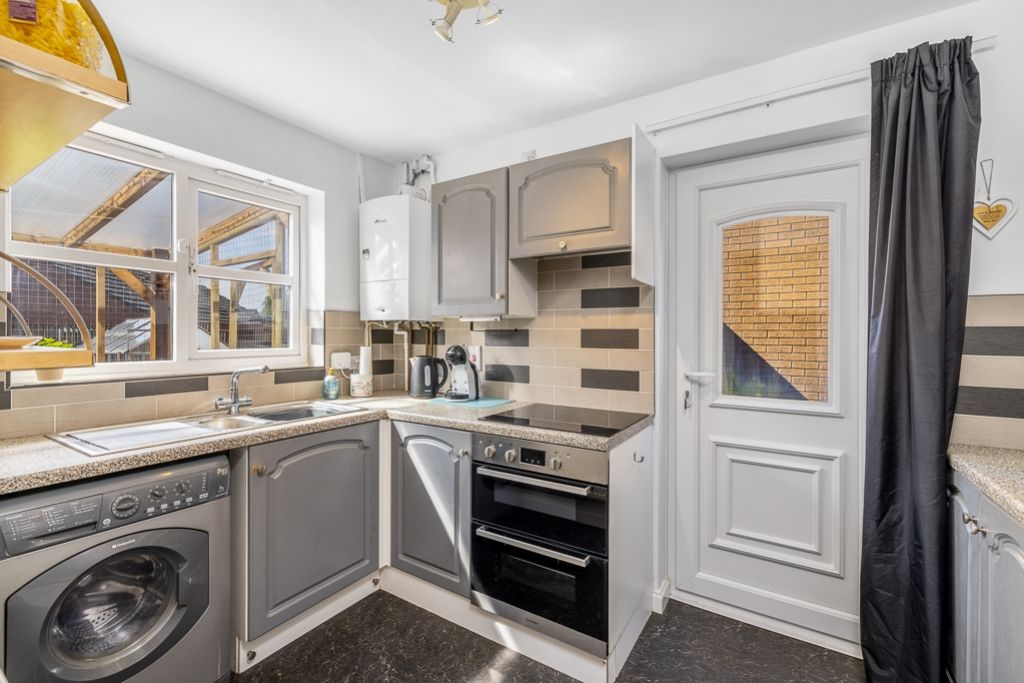 Property photo 3 of 21 38 Milne Green (Swineshead)-14
