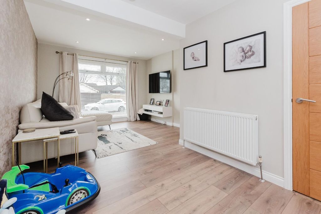 Property photo 3 of 12 Lounge