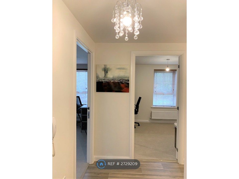 Property photo 2 of 32 Entrance Hallway