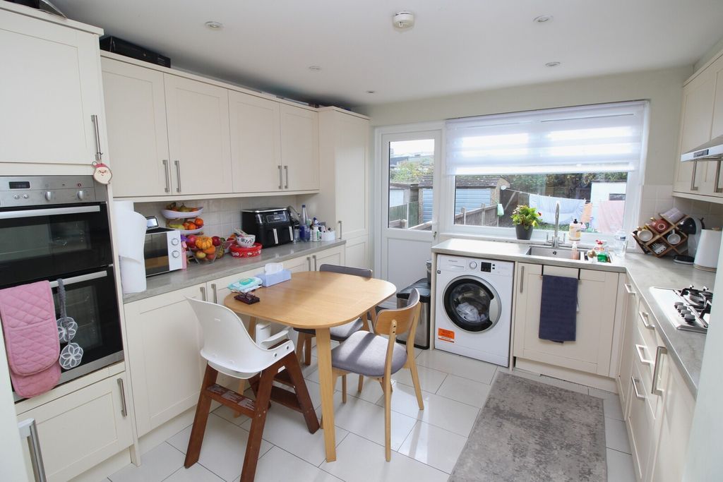 Property photo 3 of 7 Kitchen