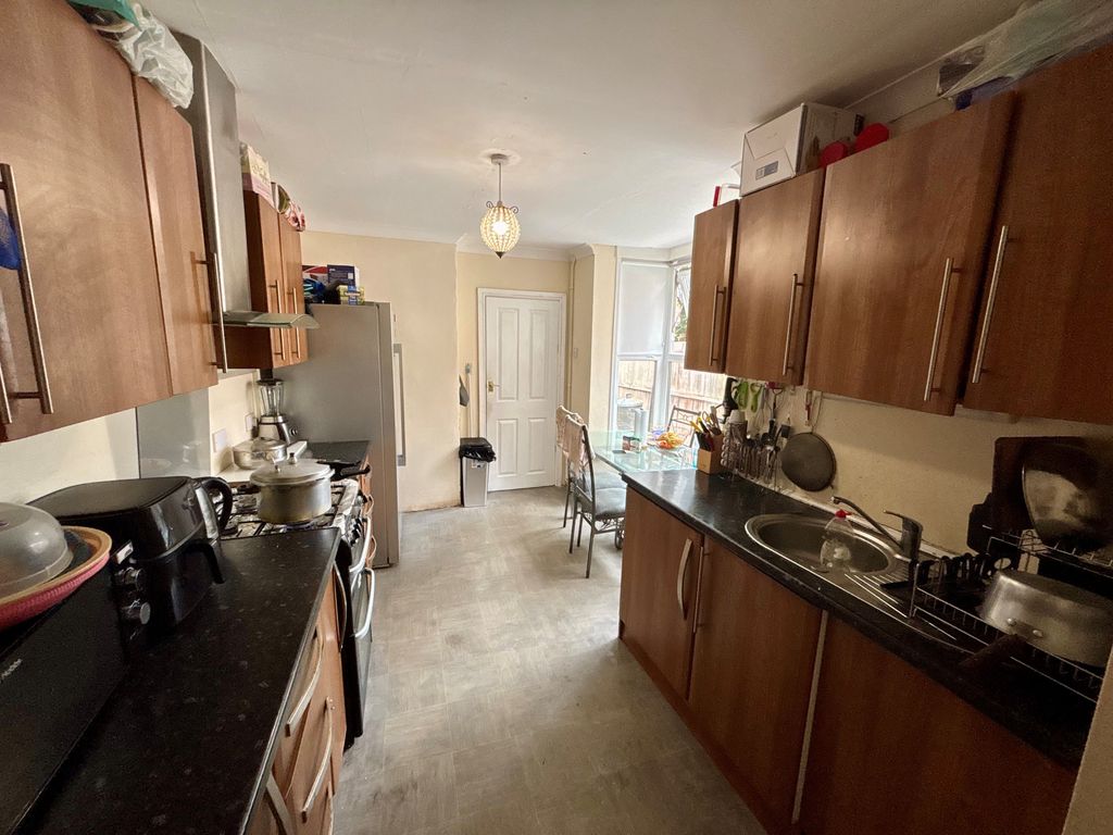 Property photo 3 of 11 Kitchen