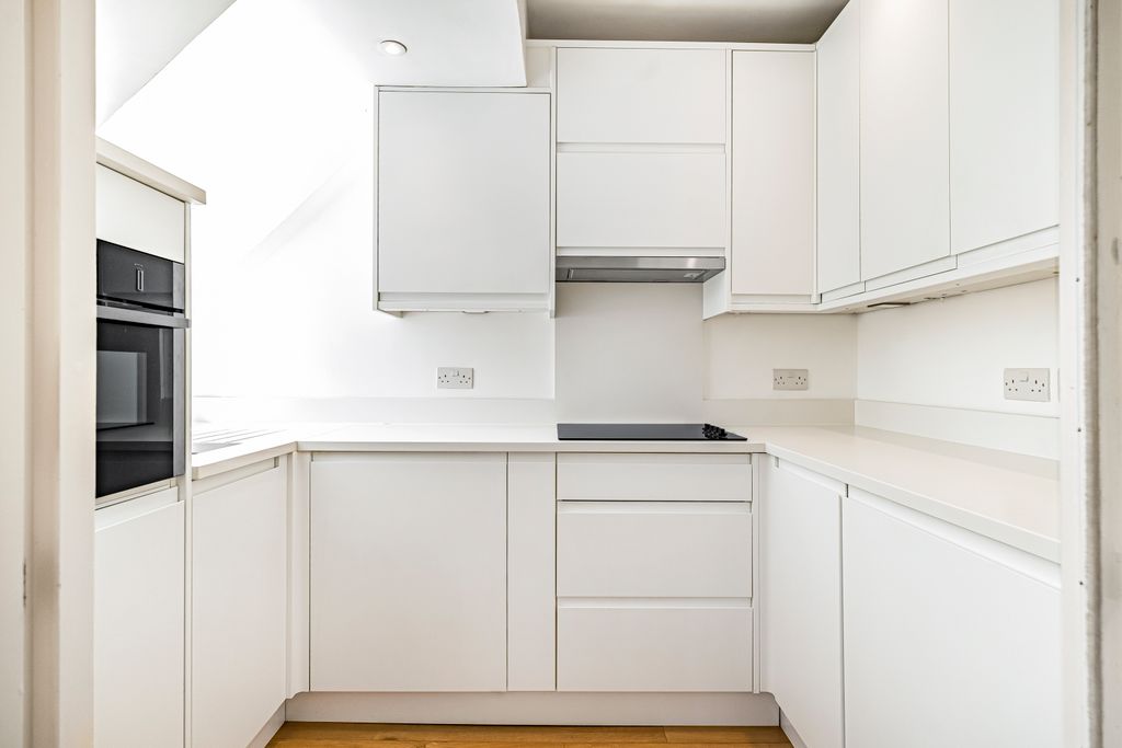 Property photo 3 of 12 Kitchen