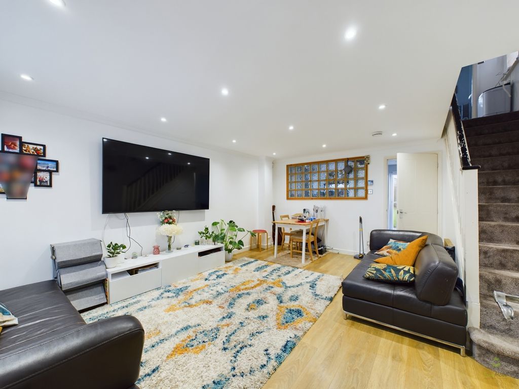 Property photo 2 of 18 Cam03418G0-Pr0019-Still001