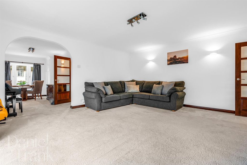 Property photo 3 of 33