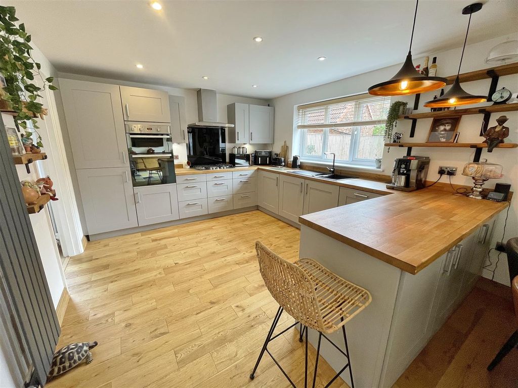 Property photo 3 of 40 Kitchen