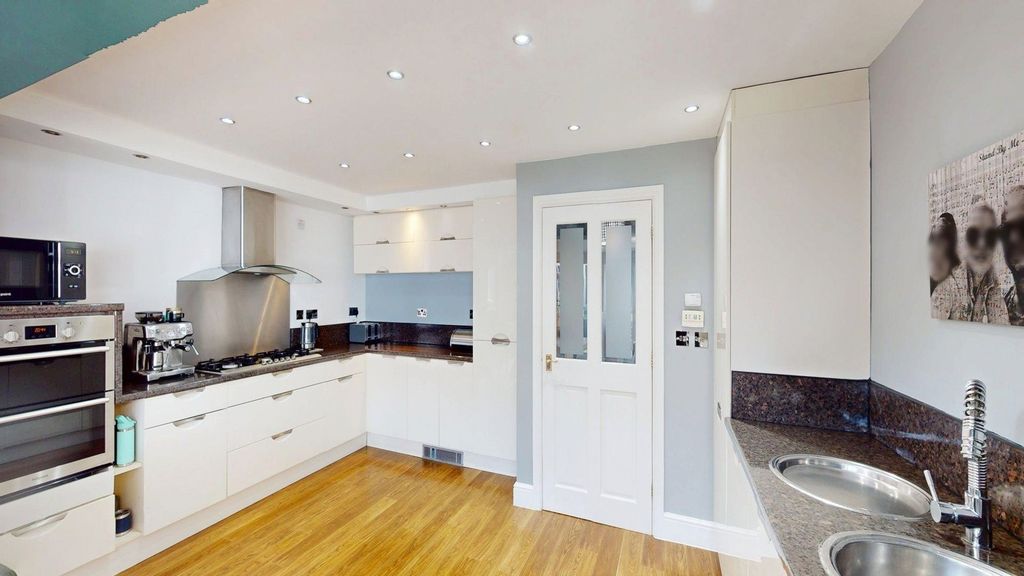 Property photo 2 of 18 Kitchen