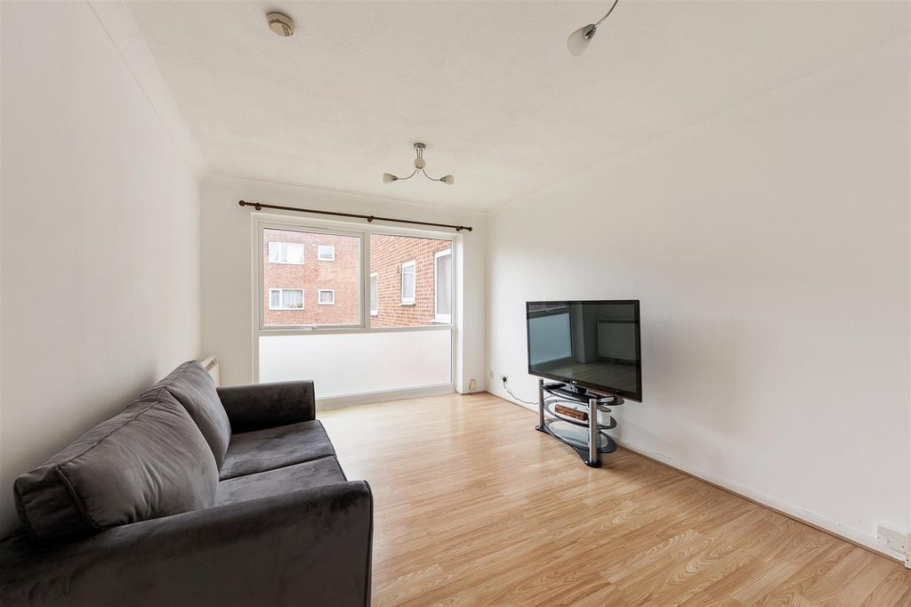 Property photo 2 of 17 Gordon Road, E18