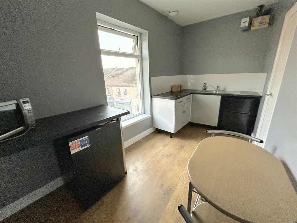 Property photo 2 of 4 Dinng Kitchen
