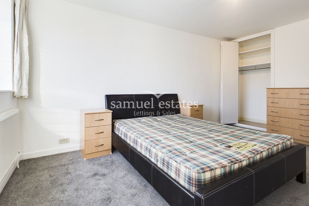 Property photo 2 of 6 Bedroom