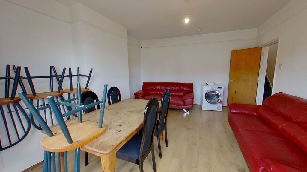 Property photo 2 of 28