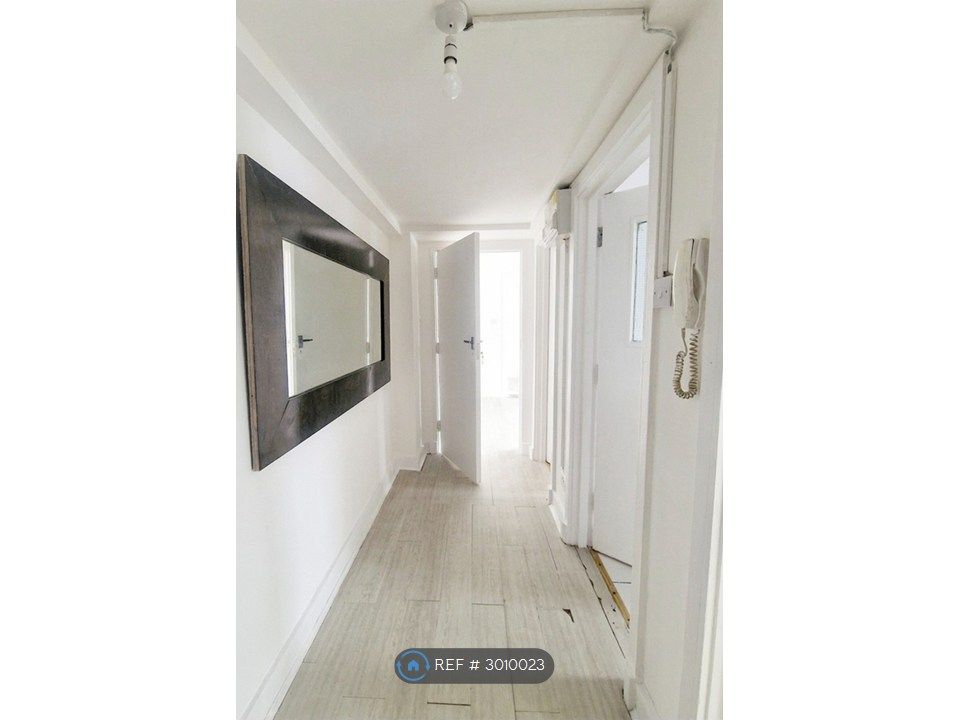 Property photo 2 of 8 Hallway