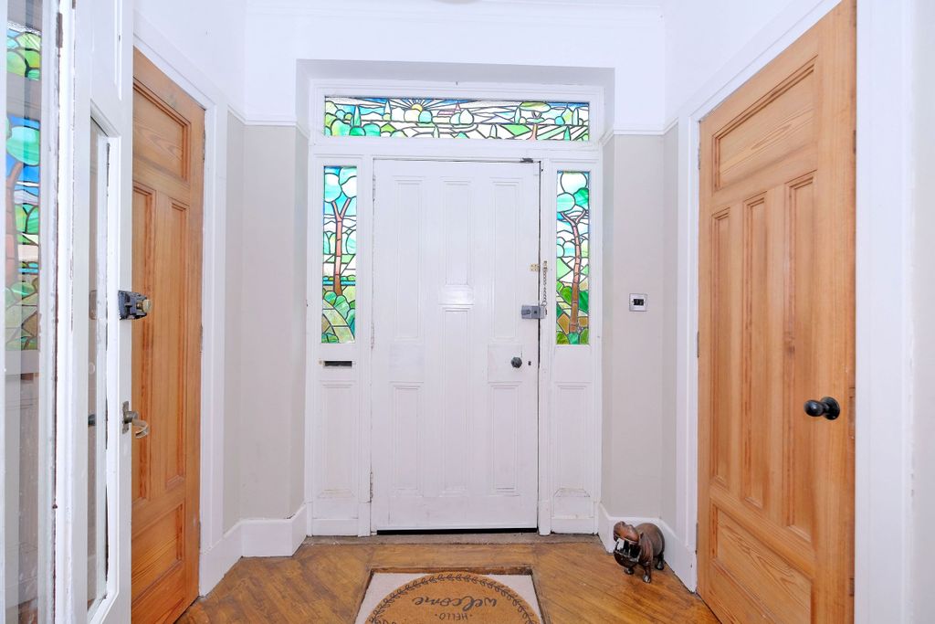 Property photo 3 of 40 Entrance Hall