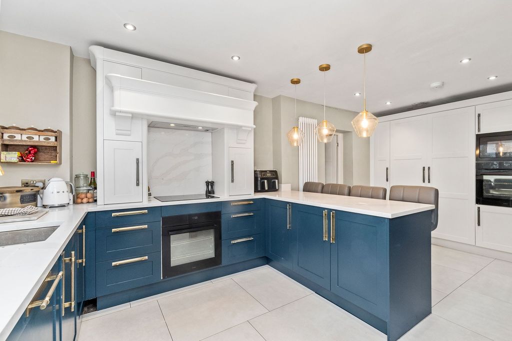 Property photo 2 of 32