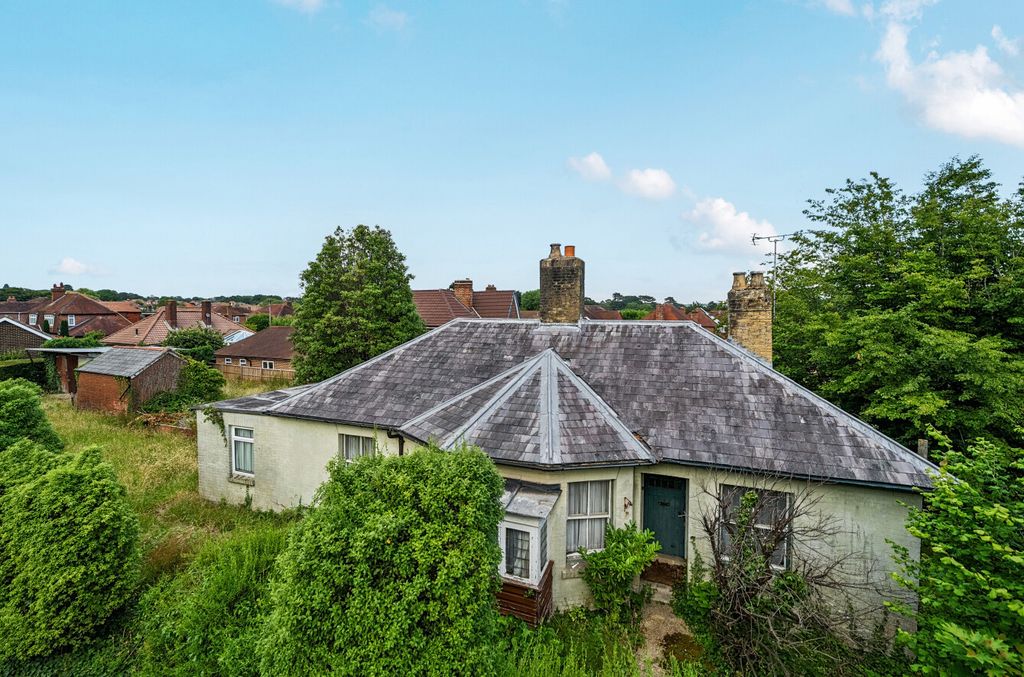 Property photo 1 of 13 1481757-2-6A3A4Ed...