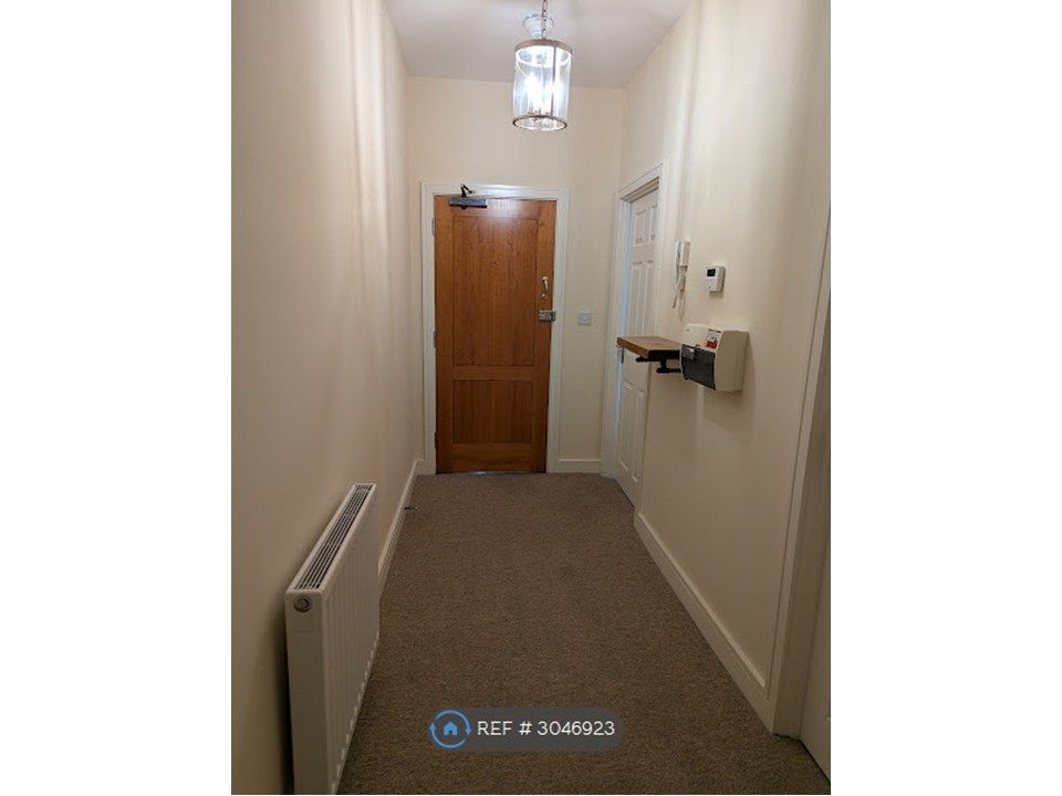 Property photo 2 of 11 Hallway