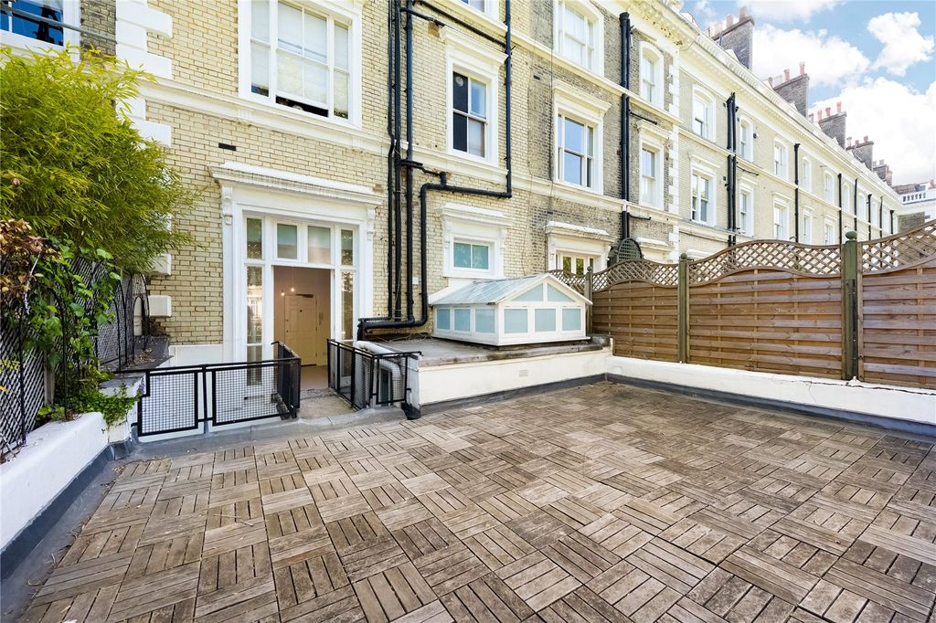 Property photo 3 of 9 Terrace