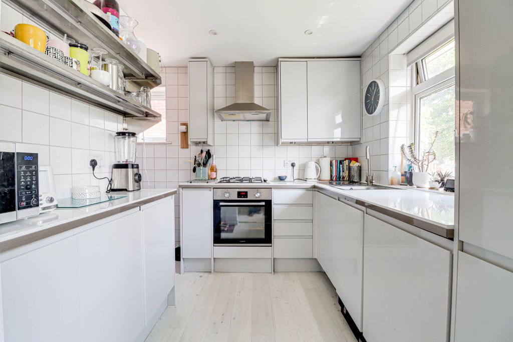 Property photo 3 of 10 Kitchen