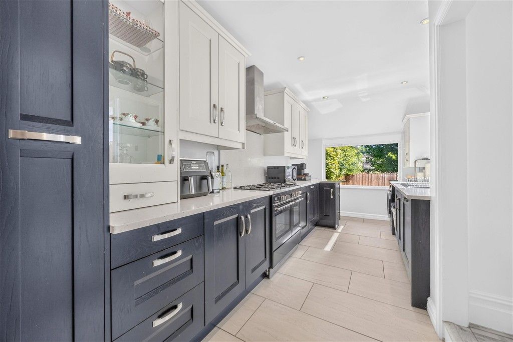 Property photo 3 of 11 Kitchen