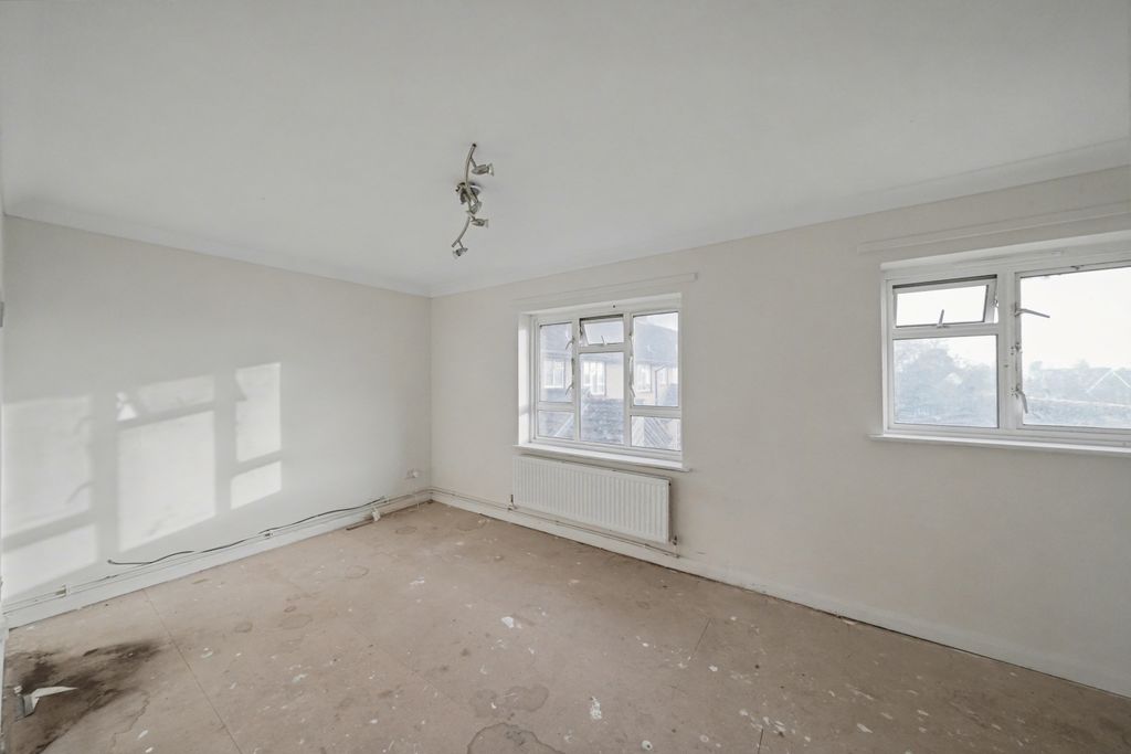 Property photo 2 of 13 21 Buttercup Square, Stanwell, Staines-Upon-Thames, Tw19 7Ud