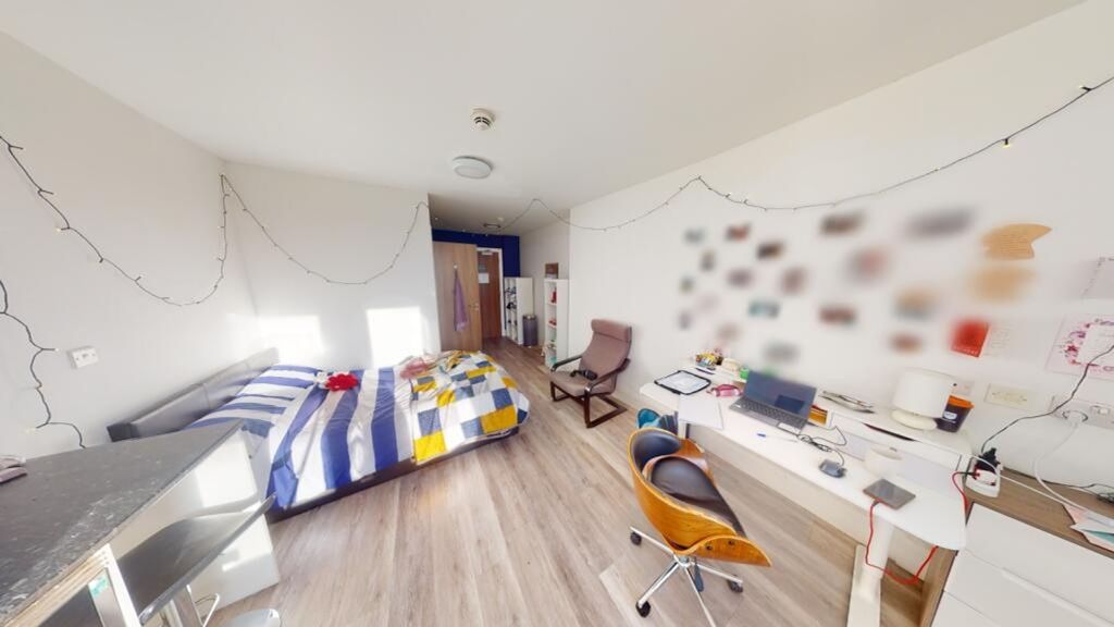 Property photo 2 of 4 Bright And Spacious Double Bedroom Featuring A Coz...