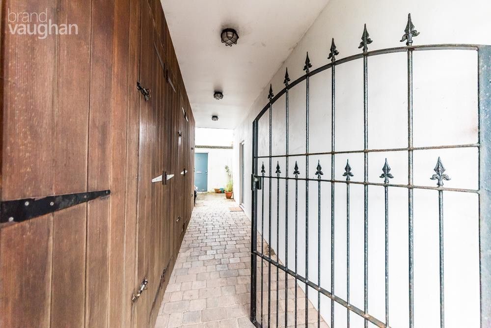 Property photo 2 of 11 Entrance Hall