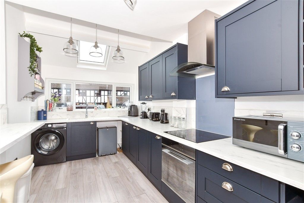 Property photo 3 of 8 Kitchen