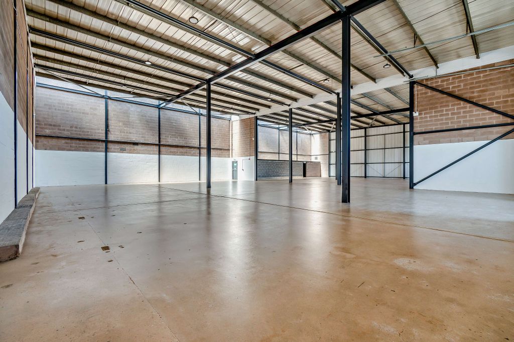 Property photo 3 of 13 8693989-Interior01-800