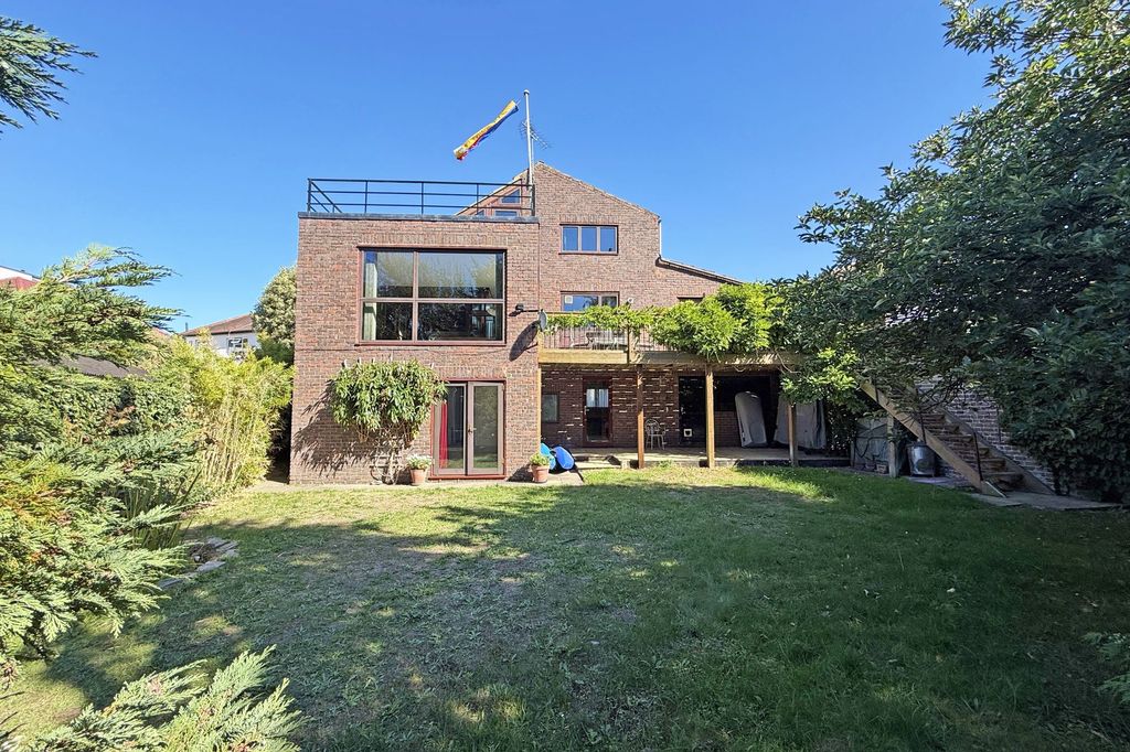 Property photo 3 of 33