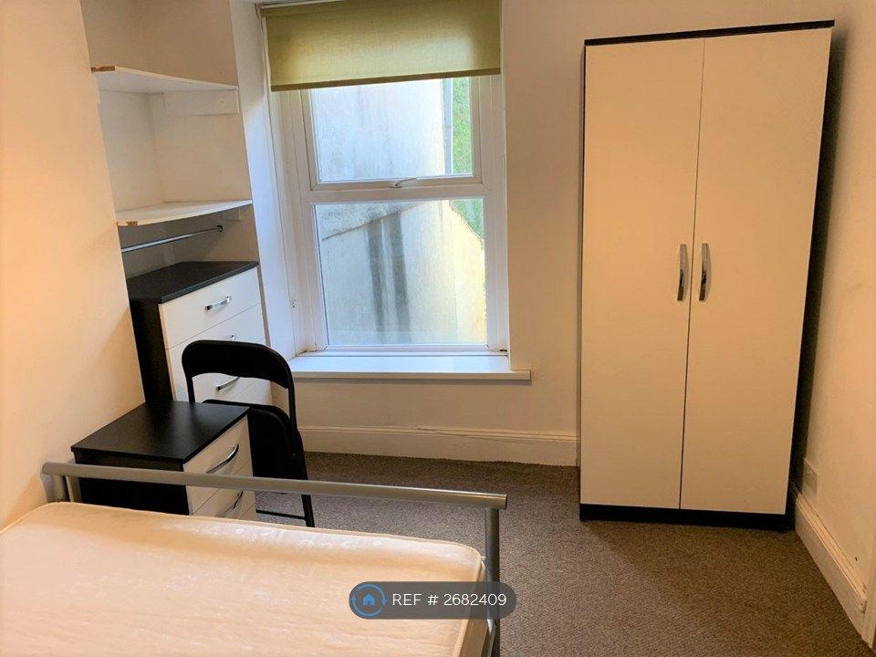 Property photo 3 of 9 Room 4