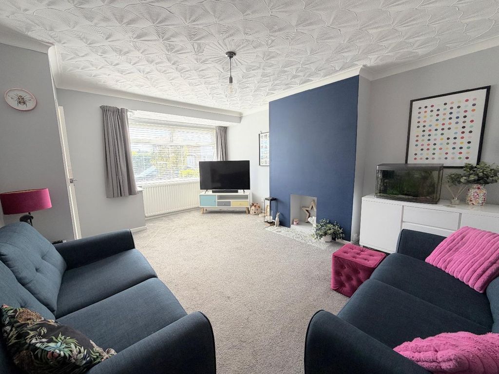 Property photo 2 of 12 Lounge