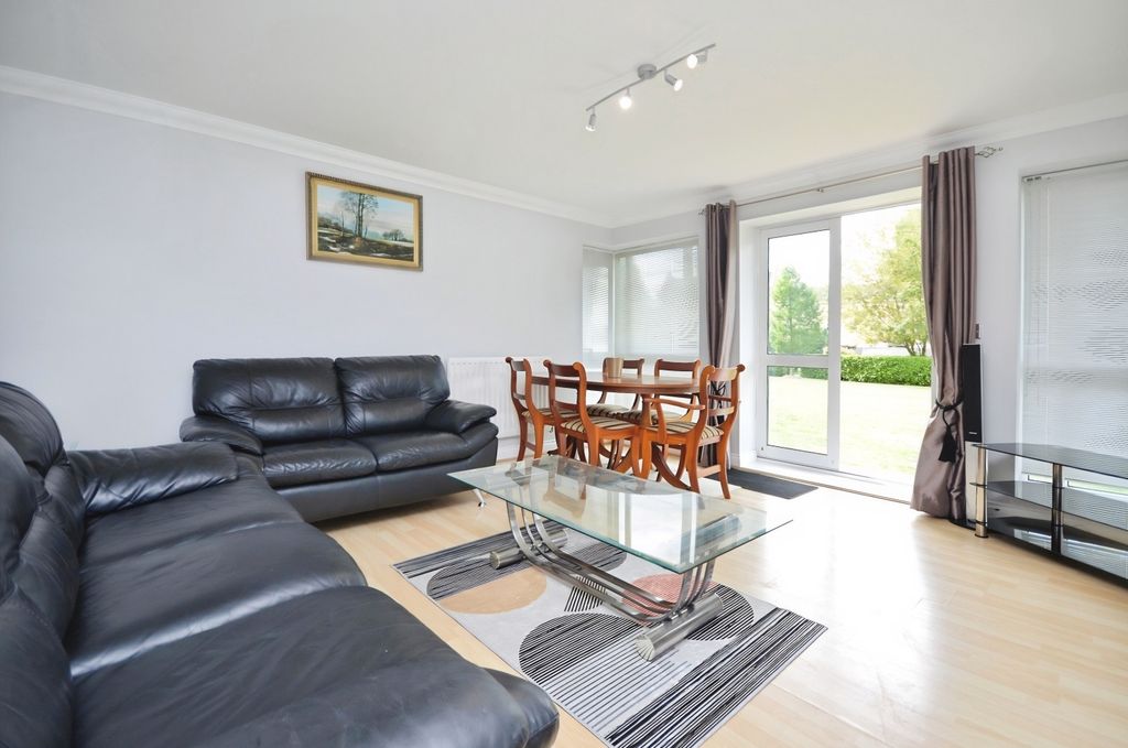 Property photo 2 of 8 E2310937-Living