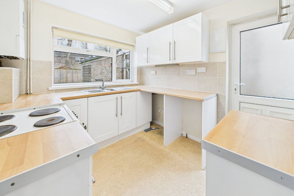 Property photo 3 of 12 Kitchen