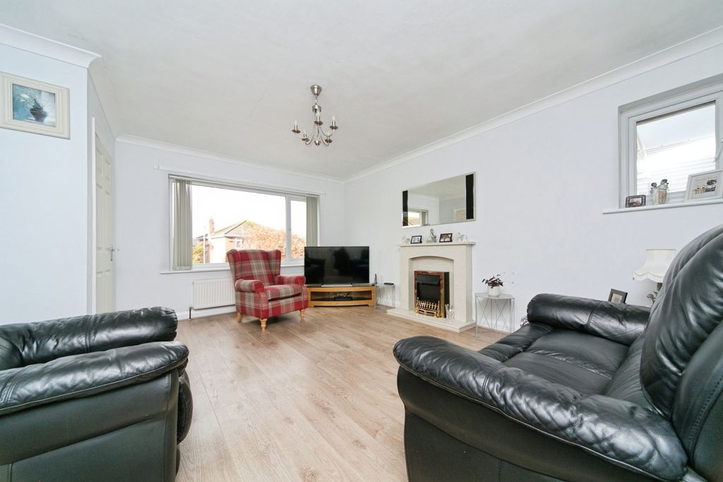 Property photo 2 of 17 Lounge